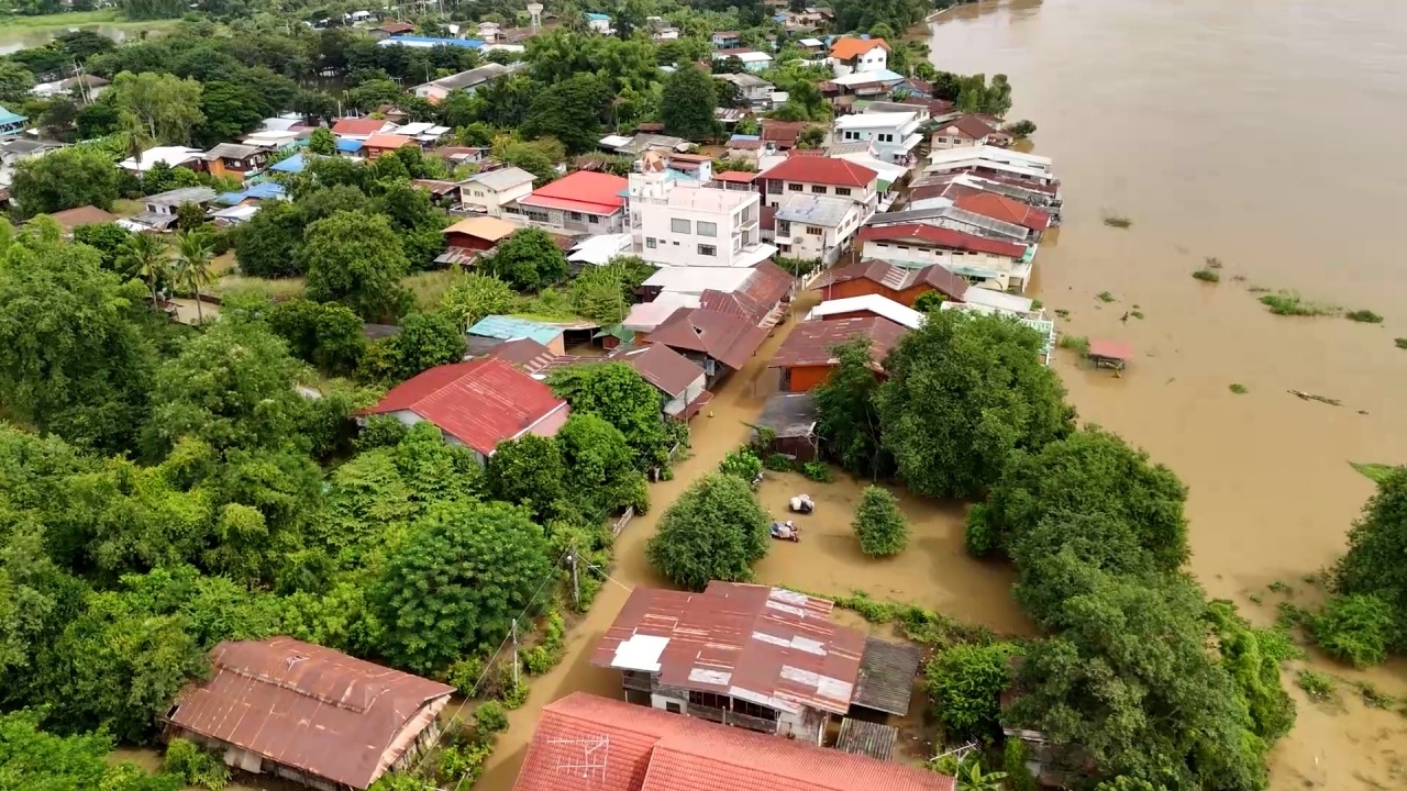 "เขื่อนเจ้าพระยา" ลดการระบายต่อเนื่อง ชาวบ้านโอดปีนี้น้ำท่วมบ้านแล้ว 3 รอบ