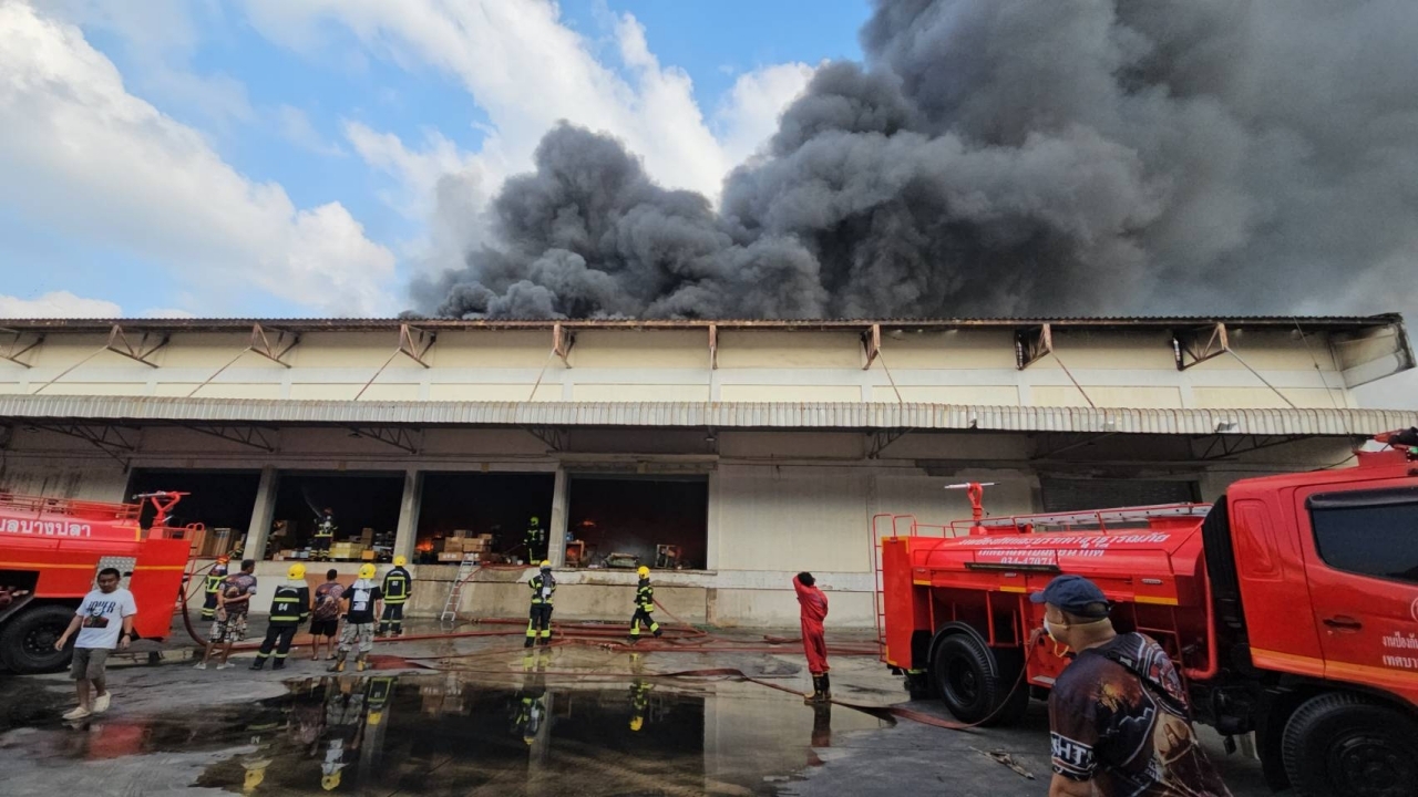ไฟไหม้โกดังสินค้าขนาดใหญ่ใน จ.สมุทรสาคร มูลค่าเสียหายยังไม่สามารถประเมินได้