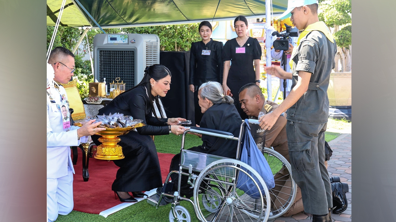 “เจ้าฟ้าสิริวัณณวรี” บำเพ็ญกุศล พระราชทาน “เข็มกลัดโบดำ” แก่ประชาชน ที่เดินทางเฝ้าถวายความอาลัย