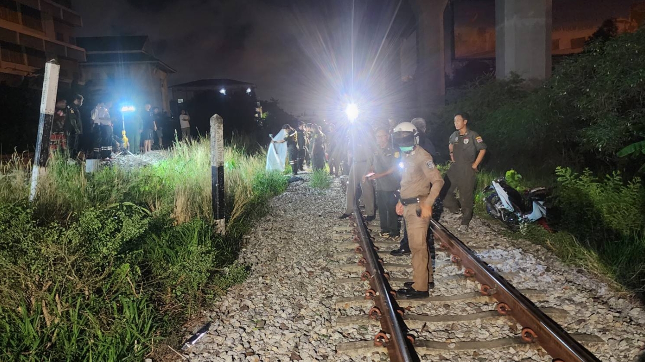 สลดกลางดึก รถไฟขนสินค้าชนสาววัย 21 ขี่ จยย. ข้ามทางรถไฟย่านลาดกระบังเสียชีวิต