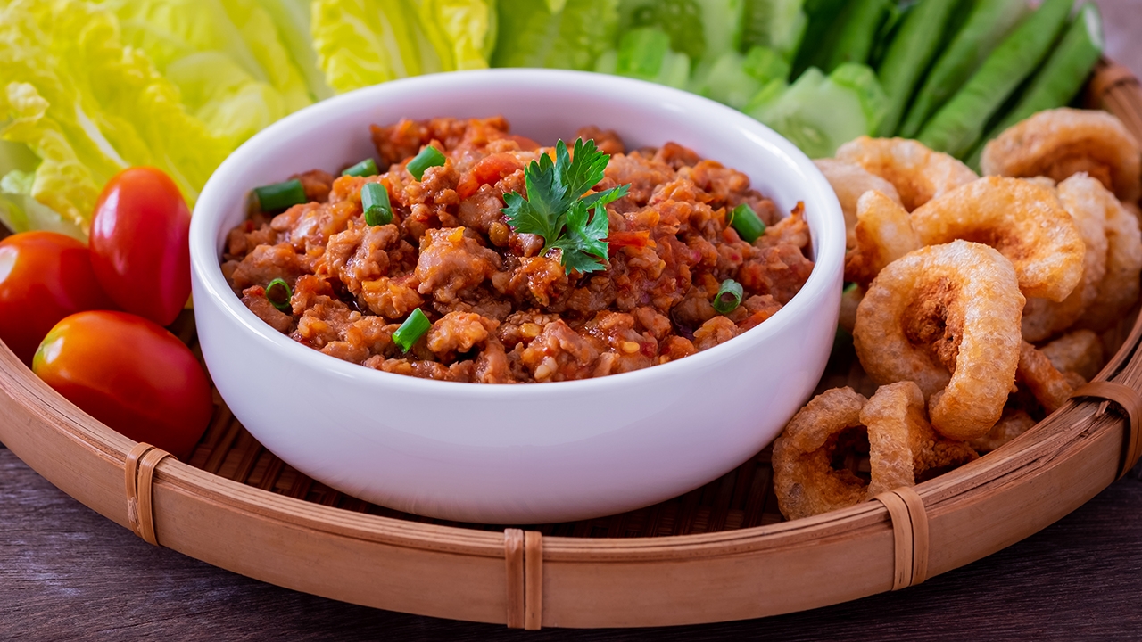 สูตรวิธีทำ “น้ำพริกอ่อง” อาหารพื้นบ้านภาคเหนือรสเด็ด ทำง่ายเพียง 4 ขั้นตอน