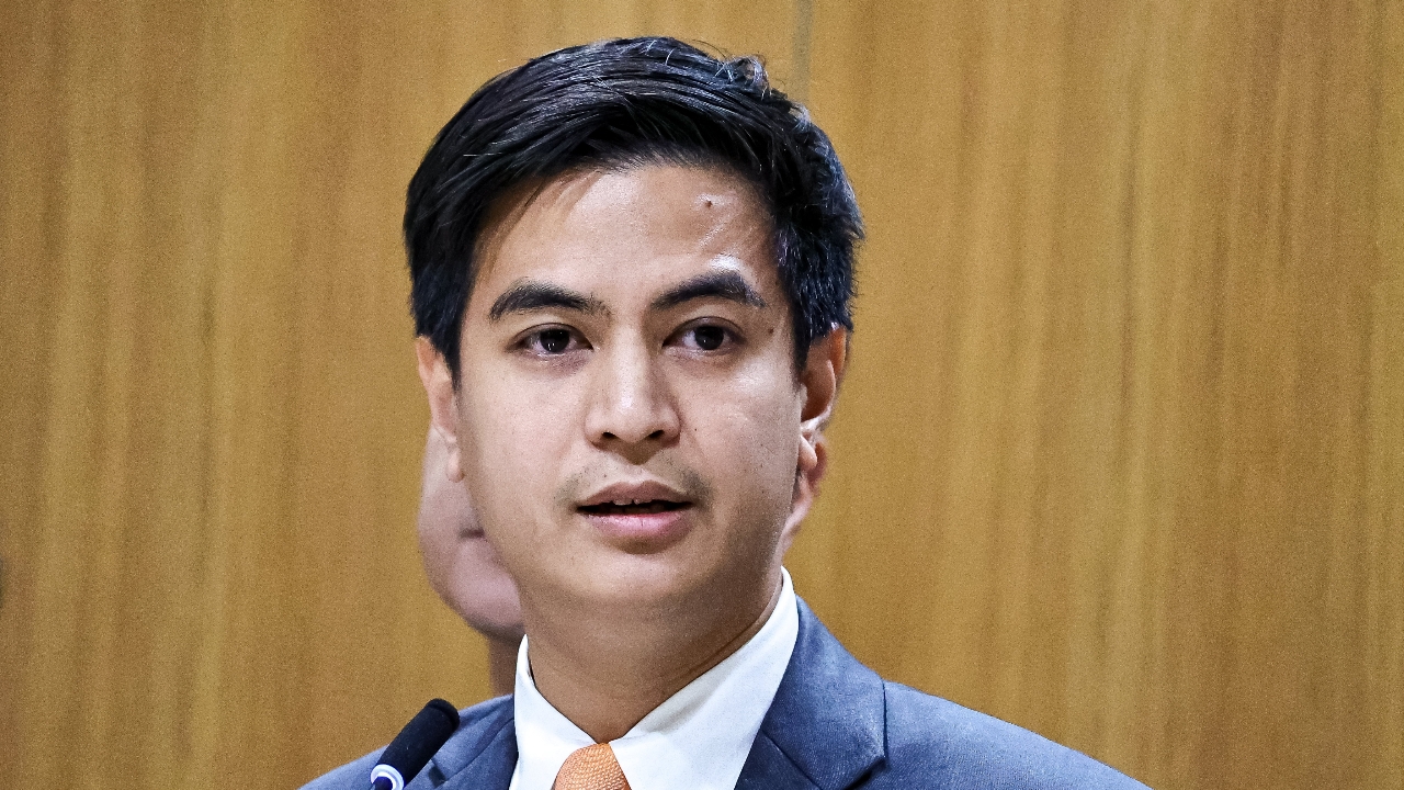 “ไอติม” ชวนจับตา ประธานสภา จะรับญัตติด่วนพ.ร.ก. เงินกู้ 400,000 ล้านบาท หรือไม่