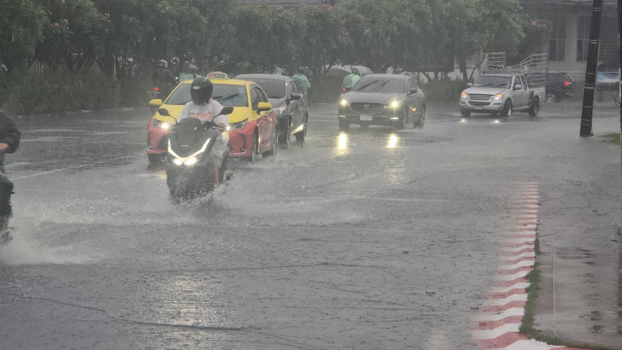 ฝนถล่มภูเก็ต ทำน้ำท่วมขังบนถนนหลายจุด ผู้ว่าฯ สั่งเร่งขุดเปิดทางน้ำจุดเสี่ยง