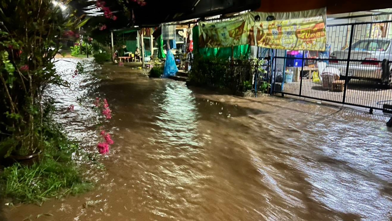 ฝนถล่มเพชรบูรณ์ น้ำป่าเขาสันตาเพียไหลทะลักเข้าท่วมหมู่บ้านเป็นครั้งที่สอง
