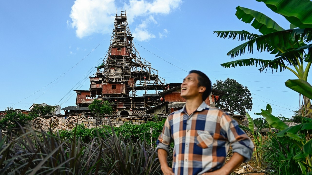 จีนรื้อ "บ้านไม้ 10 ชั้น" สไตล์อนิเมะจิบลิ ชี้อันตราย-สร้างไร้ใบอนุญาต