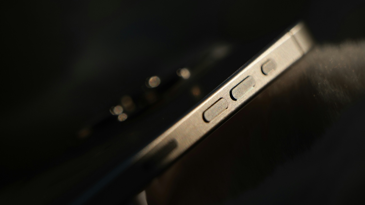 Apple เล็งหยิบวัสดุ Titanium กลับมาอีกครั้ง คาดยังเป็นเอกสิทธิ์พิเศษสำหรับ iPhone Pro เหมือนเดิม
