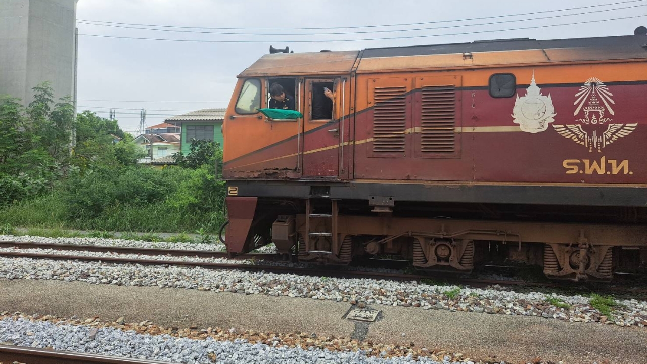 ตำรวจขึ้นรถไฟ จำลองเหตุการณ์ "รถไฟชนรถเมล์" พิสูจน์ระยะมองเห็น-ความเร็ว
