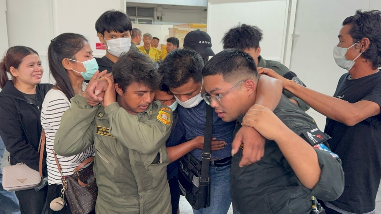 หนุ่มเมียนมา เป็นลมล้มทั้งยืน เห็นสภาพศพเมีย เหยื่อรถไฟชนรถเมล์