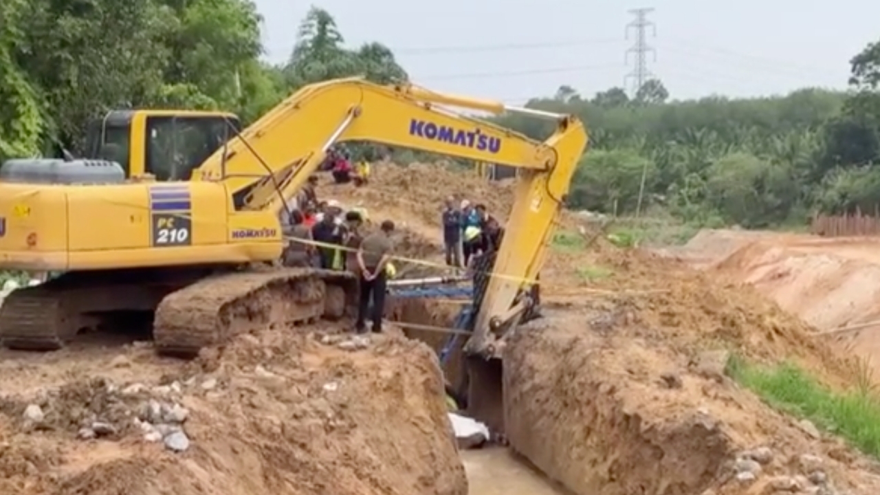 เซ่น 2 ศพ ดินถล่มทับคนงาน ก่อสร้างประตูน้ำ ที่เมืองคอน