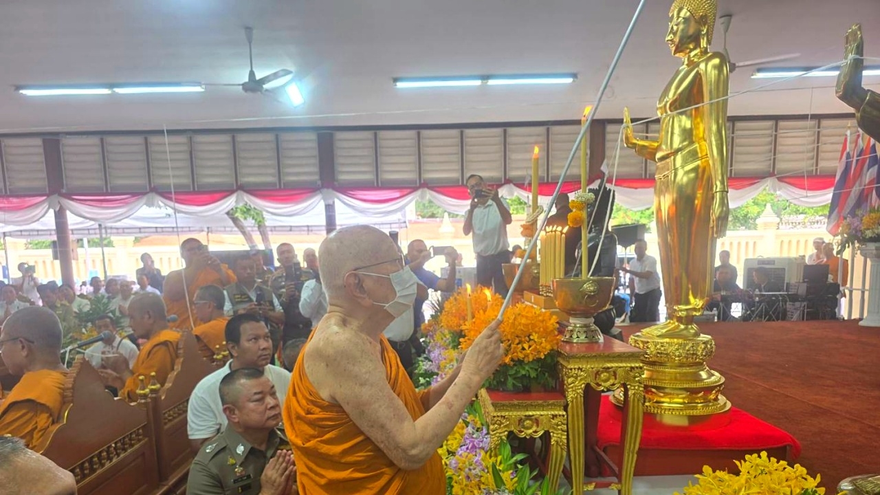 ศรัทธาล้นหลาม ร่วมพิธีปลุกเสก "พระร่วงโรจนฤทธิ์" และพระพุทธแก้วสารพัดนึก จ.นครปฐม