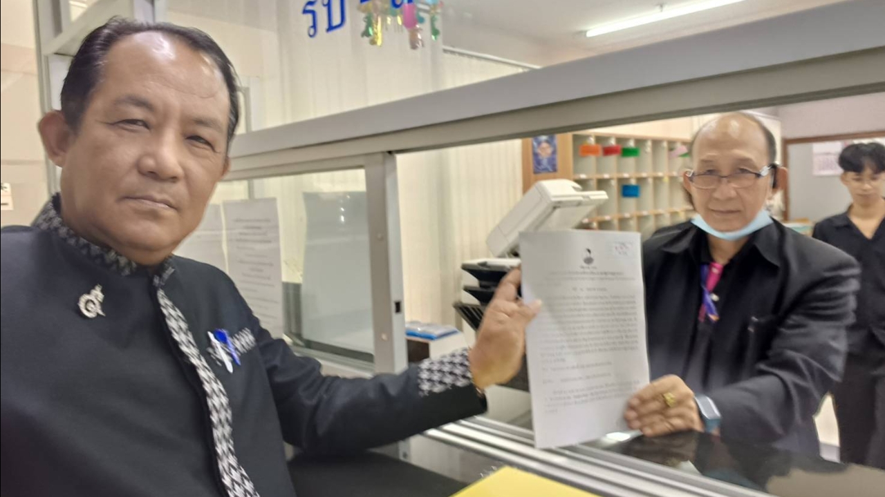 “ศรีสุวรรณ” ยื่น กกต. สอบยุบพรรคประชาชน ปมโพสต์ซัดองคมนตรีรัฐบาลปมรับมือภัยแล้ง