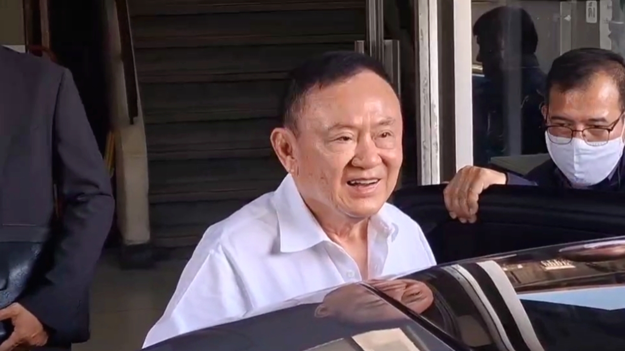 “ทักษิณ” ยิ้มแย้มรายงานตัวคุมประพฤติ ครั้งที่ 1 บอกสุขภาพดีตามประสาคนแก่