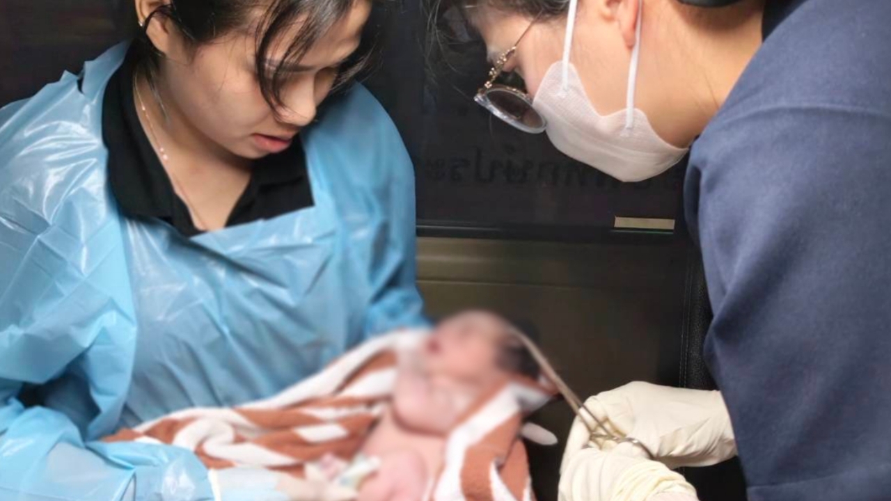 แม่วัย 24 สุดอั้น คลอดลูกชายกลางรถกู้ภัย คอหวยส่องแนวทาง “เลขเด็ด” งวดนี้