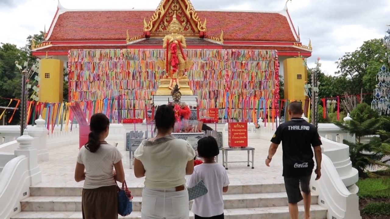 หนุ่มดวงเฮง พาครอบครัวกราบไหว้ "ท้าวเวสสุวรรณ" เขย่าเซียมซีขอเลขเด็ด 1/6/69