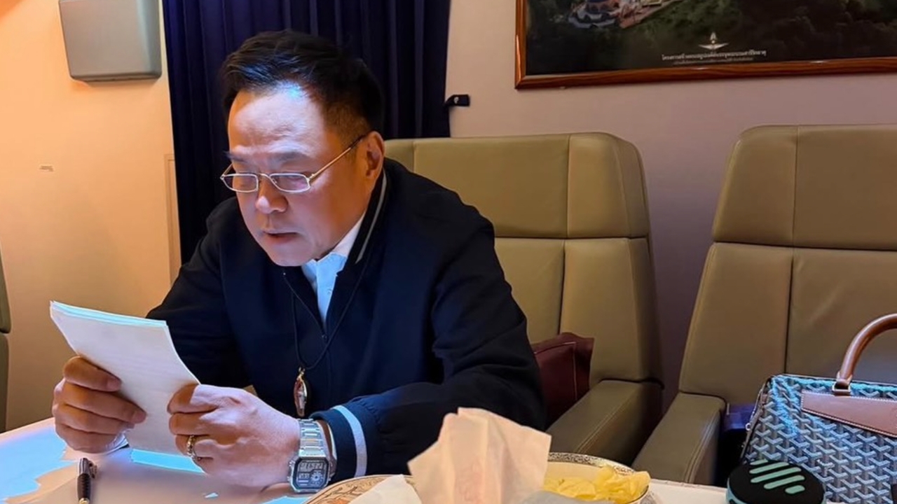 “อนุทิน” ฟิต ไม่ยอมพัก นั่งทำงานบนเครื่องบิน แม้ทุกคนหลับ