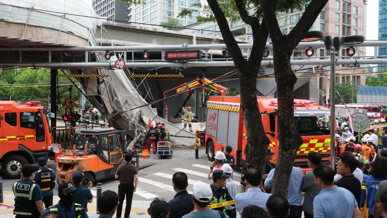 สะพานข้ามแยกกลางกรุงโซลถล่มบางส่วนระหว่างรื้อถอน ดับ 1 เจ็บ 6