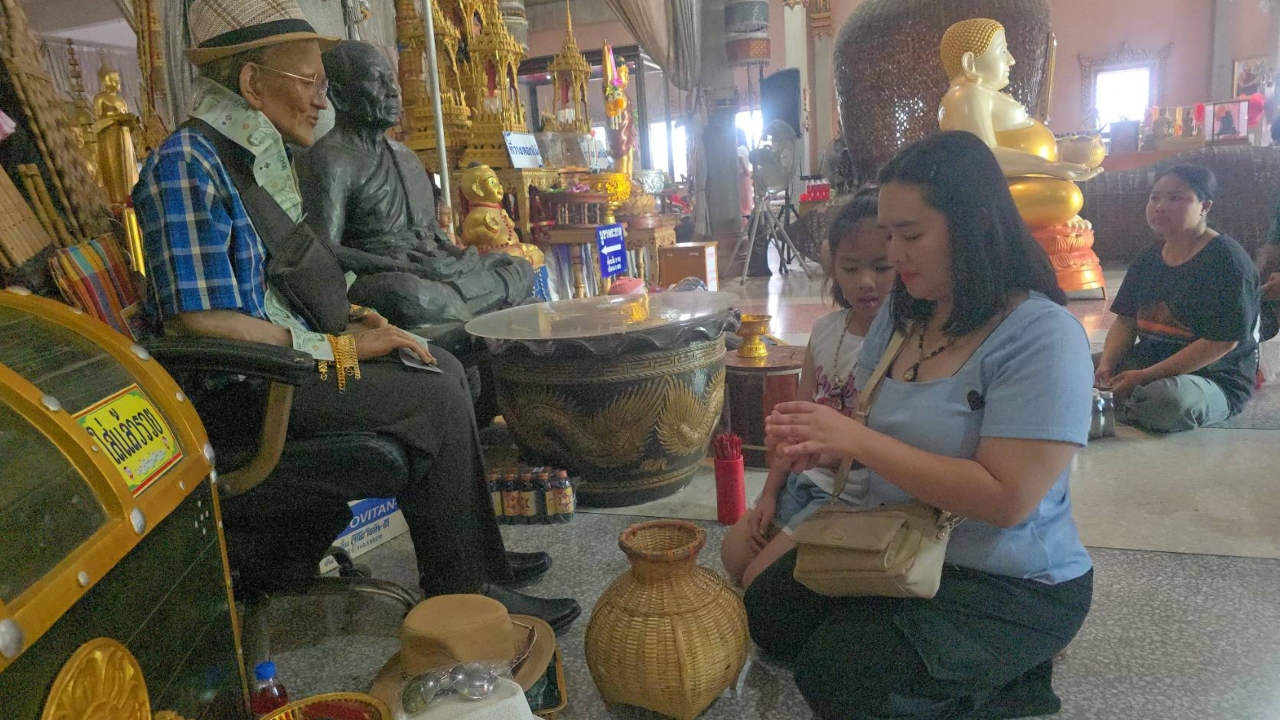 สาวพาแม่มาทำบุญ ถูกรางวัลที่ 2 มาแก้บน “ตาทองงิ้วราย” อธิษฐานขอเลขเด็ดลุ้นโชคอีกงวด