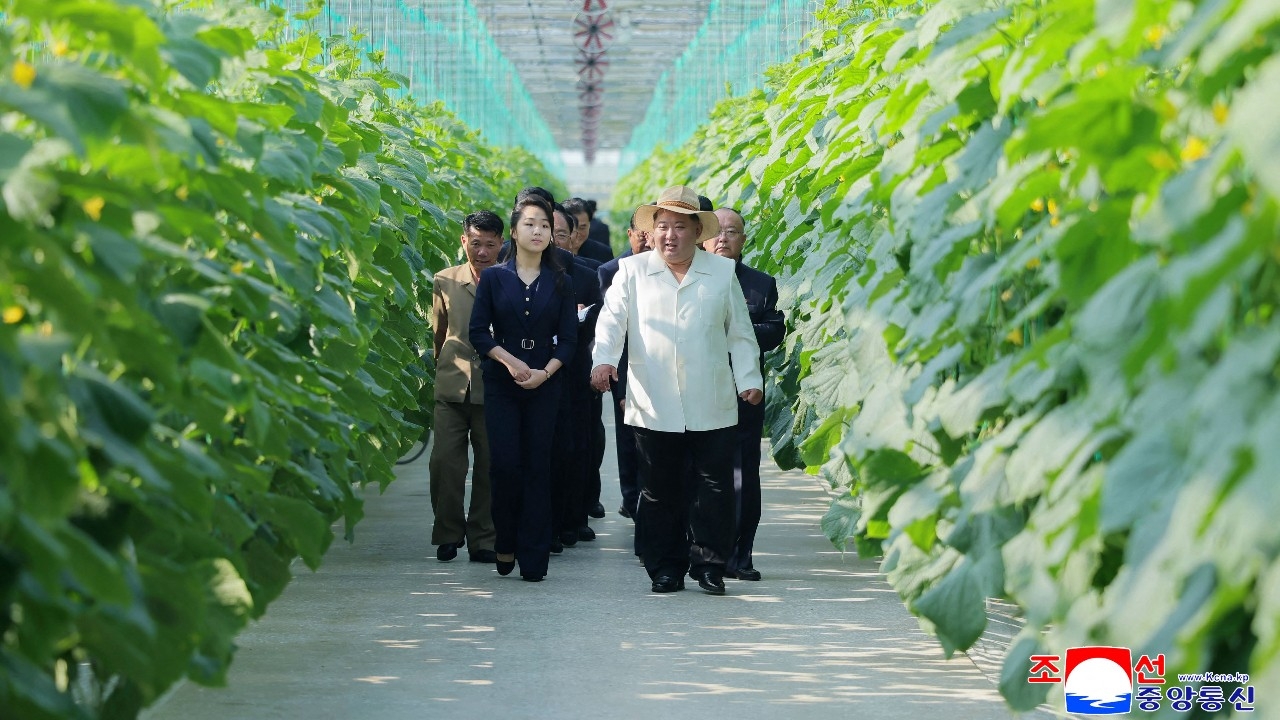 "คิม จองอึน" พาลูกสาวตรวจงานฟาร์มเรือนกระจกริมแม่น้ำ