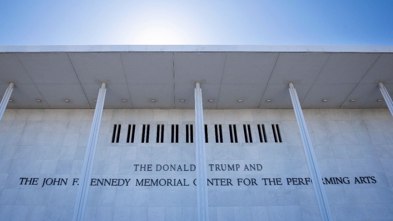ศาลสหรัฐฯ ชี้การใส่ชื่อ "โดนัลด์ ทรัมป์" ใน Kennedy Center ผิดกฎหมาย
