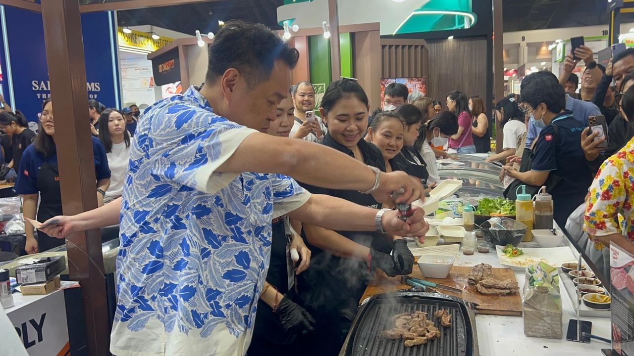 "เชฟหนู" ควงตะหลิวทำข้าวผัดมันเนื้อในงานไทยเฟ็กซ์ ก่อนเตรียมลุยสายบุญพรุ่งนี้