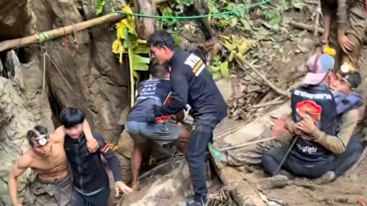 เสียงเฮลั่น กู้ภัยช่วยชาวลาวติดถ้ำออกมาได้แล้ว 5 คน เร่งค้นหาผู้สูญหายอีก 2 ราย