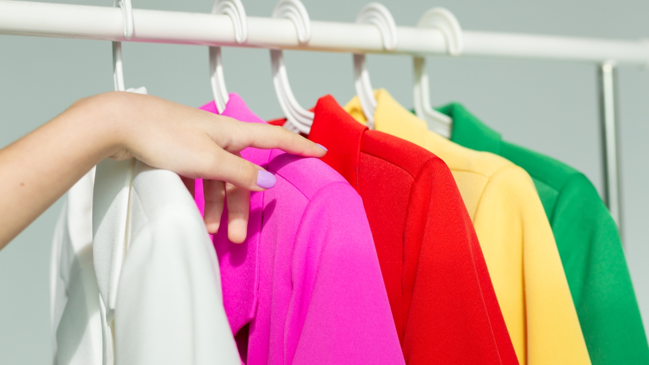 สีเสื้อมงคลวันหวยออก 1 มิถุนายน 2569 หวยออกวันจันทร์ ใส่เสื้อสีอะไรมีโชค