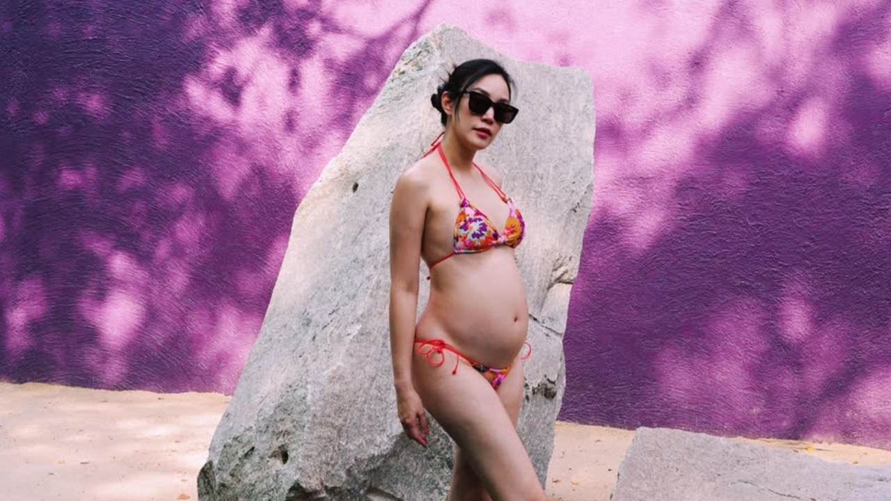 เมย์ พิชญ์นาฏ อุ้มท้องลูกชายคนแรก นุ่งบิกินีตัวจิ๋วเผยความแซ่บที่หัวหิน