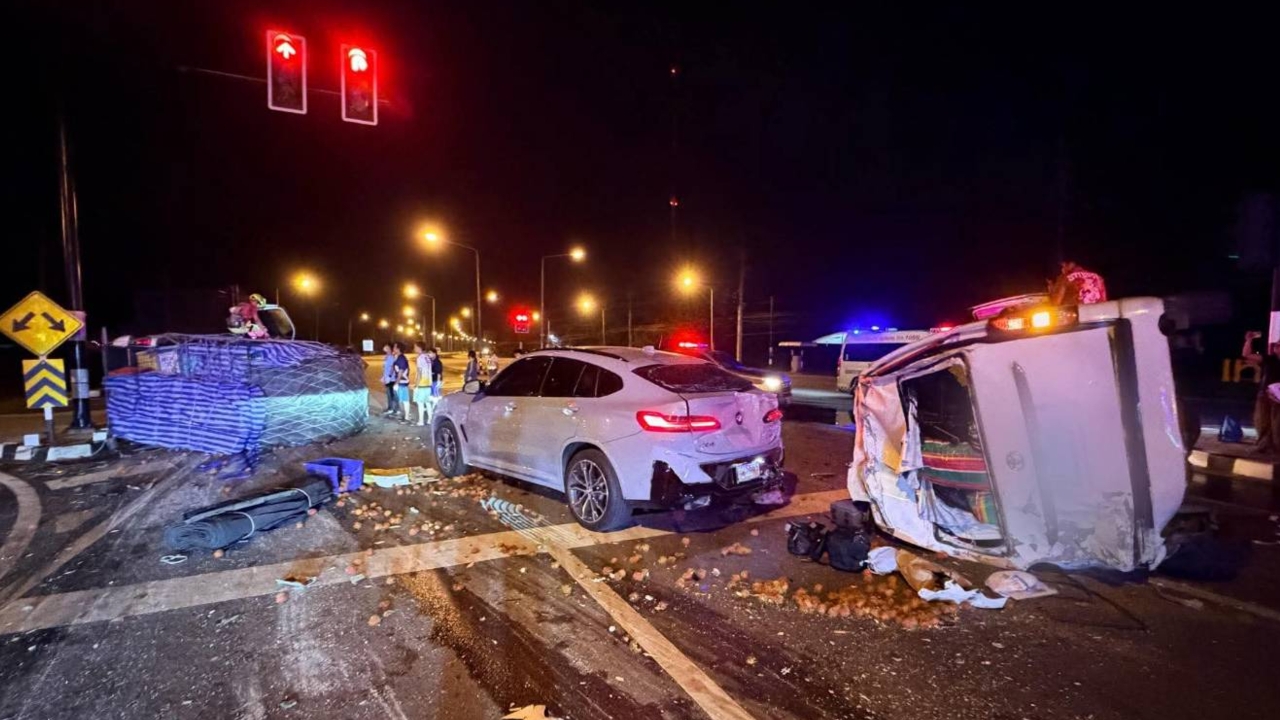 อุบัติเหตุรถชนกัน 3 คันสนั่นสามแยกไฟแดงหนองหาน เจ็บกว่า 10 ราย