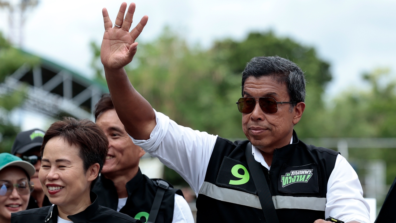‘ชัชชาติ’ ควง ‘แสนดี’ อ้อนฝั่งธนฯ กางแผนชูนโยบายสูงวัย ไฟฟ้าส่องสว่าง