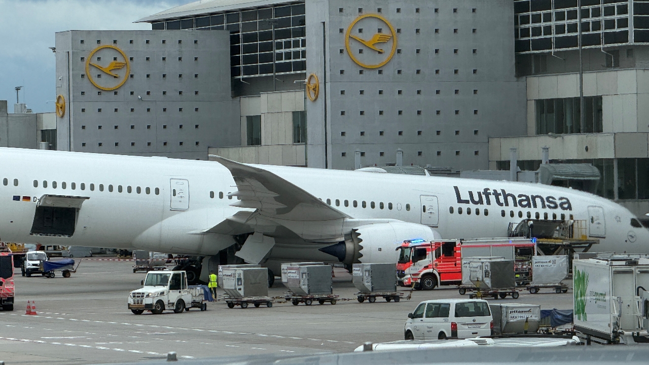 ระทึก! ล้อหน้าโบอิ้ง 787 ทรุดพังกลางสนามบินแฟรงก์เฟิร์ต เจ้าหน้าที่เจ็บหลายราย