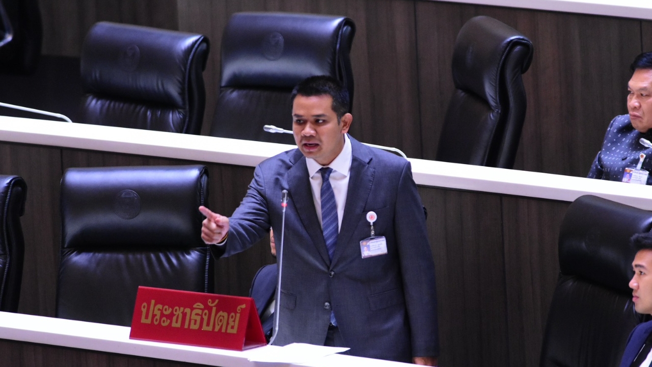 “ชัยชนะ” ยืนไว้อาลัยกลางสภา แฉ พ.ร.ก.กู้ 4 แสนล้าน หมกเม็ดลายแทงหนี้