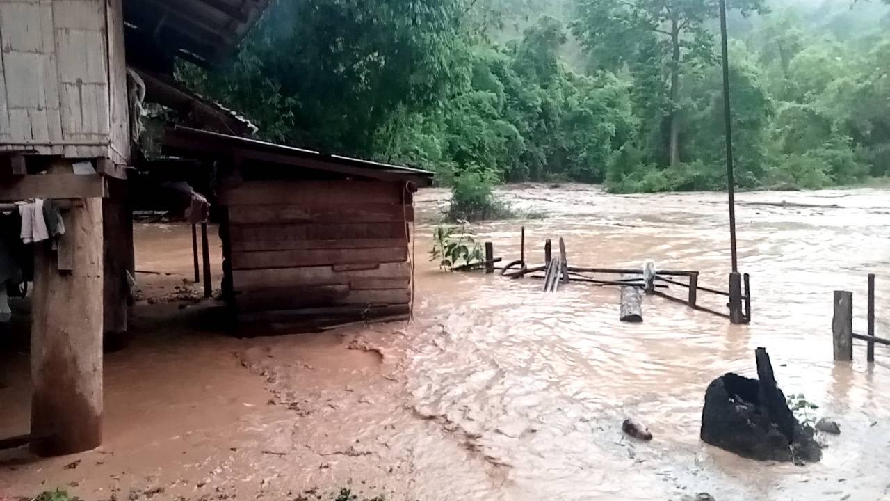 ฝนตกหนัก "ลำห้วยแม่แงะ" น้ำป่าไหลแรง เตือนน้ำสูงต่อเนื่อง รถสัญจรไม่ได้