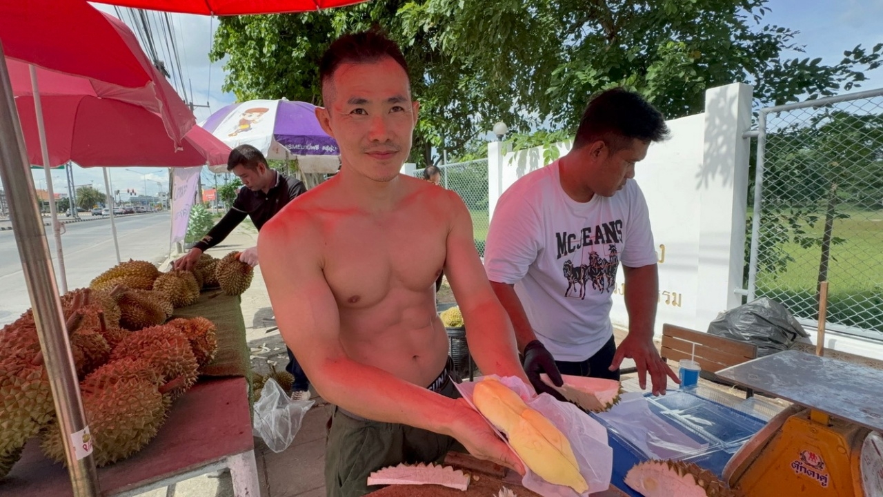 ลูกค้าช่วยสนับสนุน "อดีตผู้ต้องขัง" ลงทุนกับเพื่อนขาย "ทุเรียนกล้ามโต" หน้าเรือนจำ