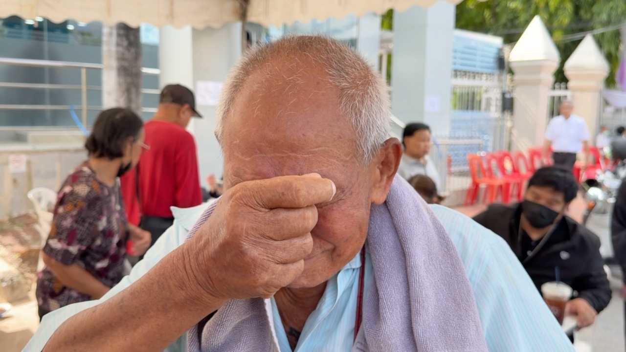 ตาวัย 78 ดีใจจนร้องไห้ ยืนยันตัวตน “บัตรคนจน” สำเร็จ หวังมีเงินไว้ซื้อข้าว