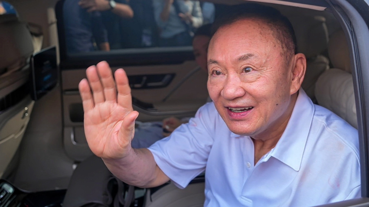 “ทักษิณ” เป็นอิสระ หลังได้รับพระราชทานอภัยโทษ เนื่องในวันเฉลิมพระชนมพรรษาสมเด็จพระบรมราชินี