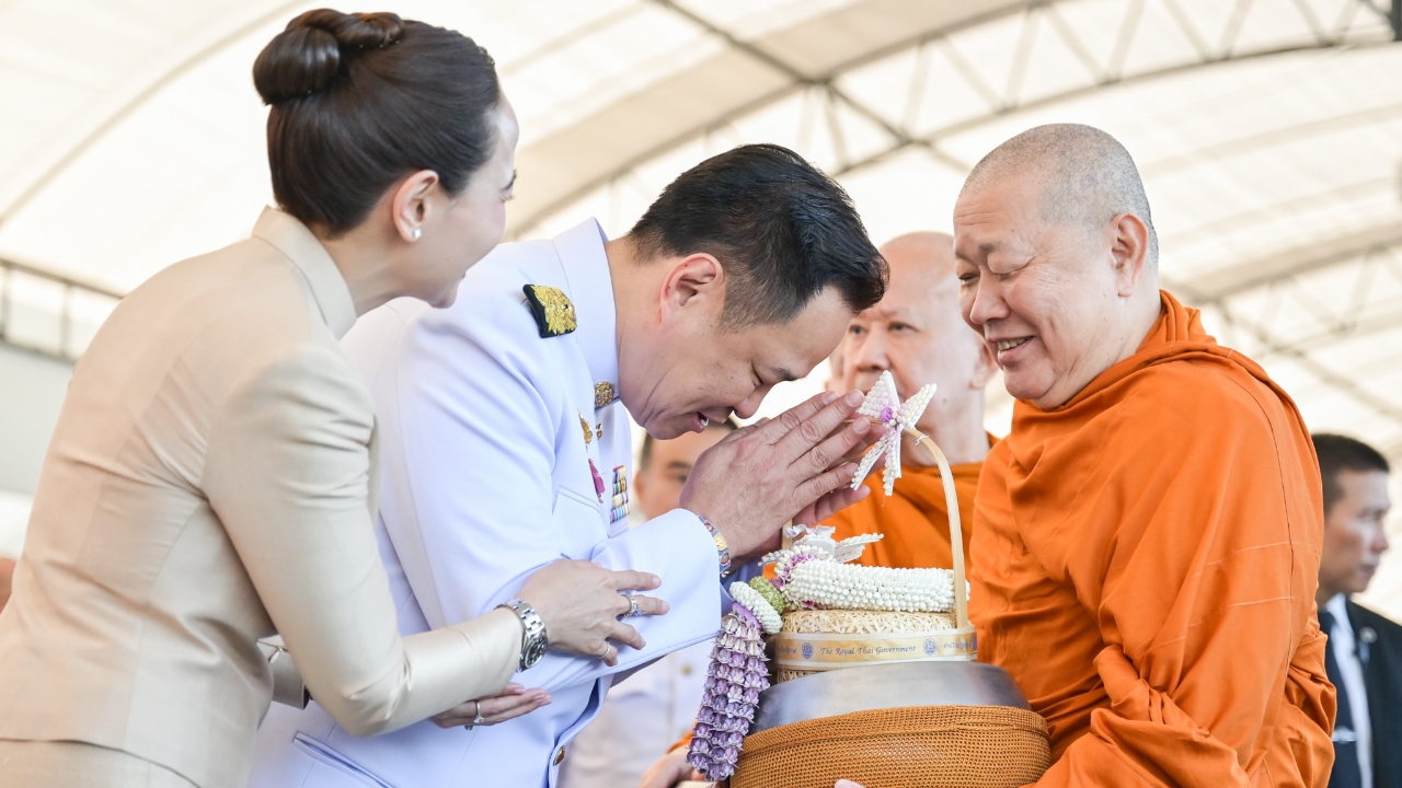 นายกฯ ทำบุญตักบาตรถวายพระราชกุศล วันเฉลิมพระชนมพรรษา สมเด็จพระนางเจ้าฯ พระบรมราชินี