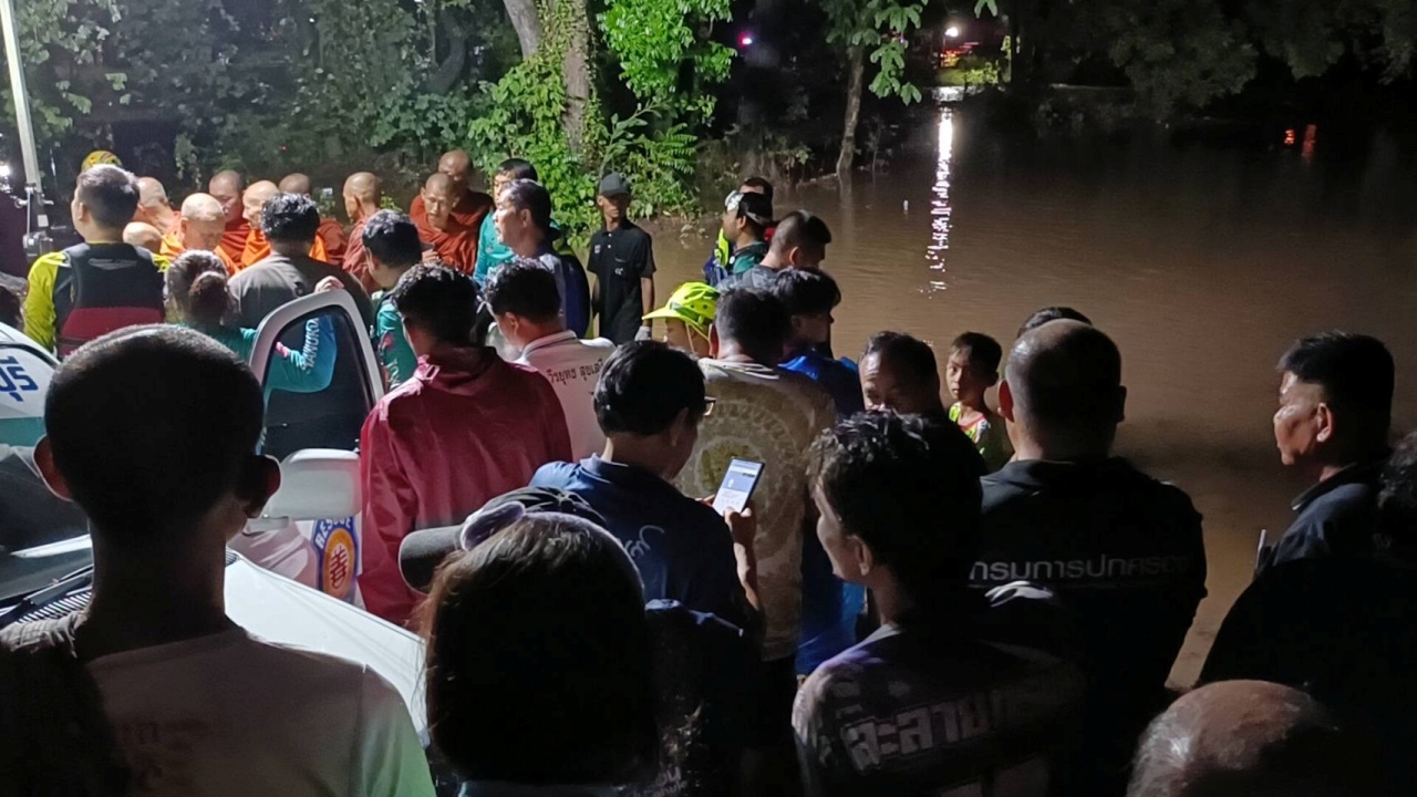 ฝนตกหนัก น้ำป่าไหลทะลัก ซัด "รถเก๋ง" พาพระไปสวดอภิธรรมตกบ่อน้ำ มรณภาพ 1 รูป