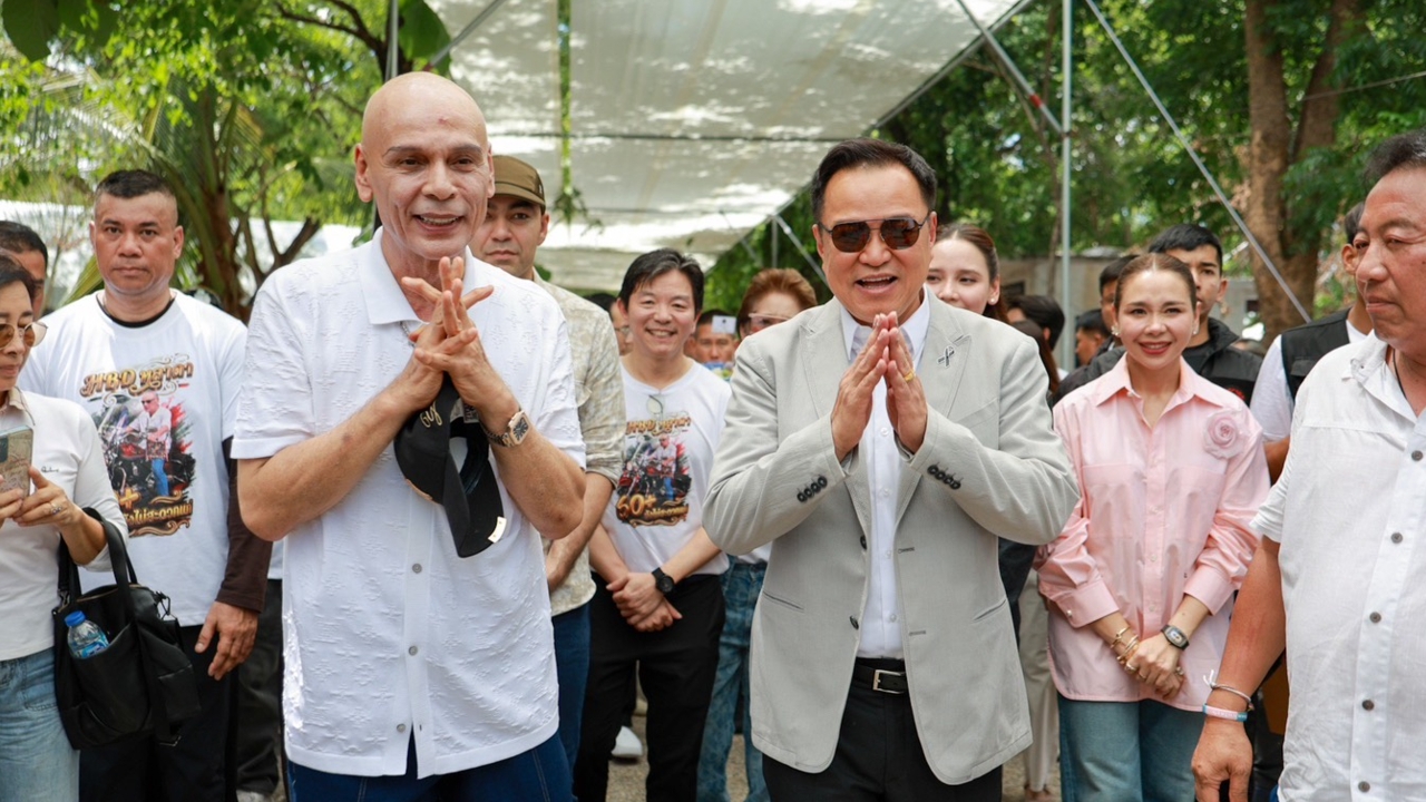ชื่นมื่น “อนุทิน” มอบแจกันดอกไม้อวยพรวันเกิด “ชาดา” ที่บ้านดอนหมื่นแสน