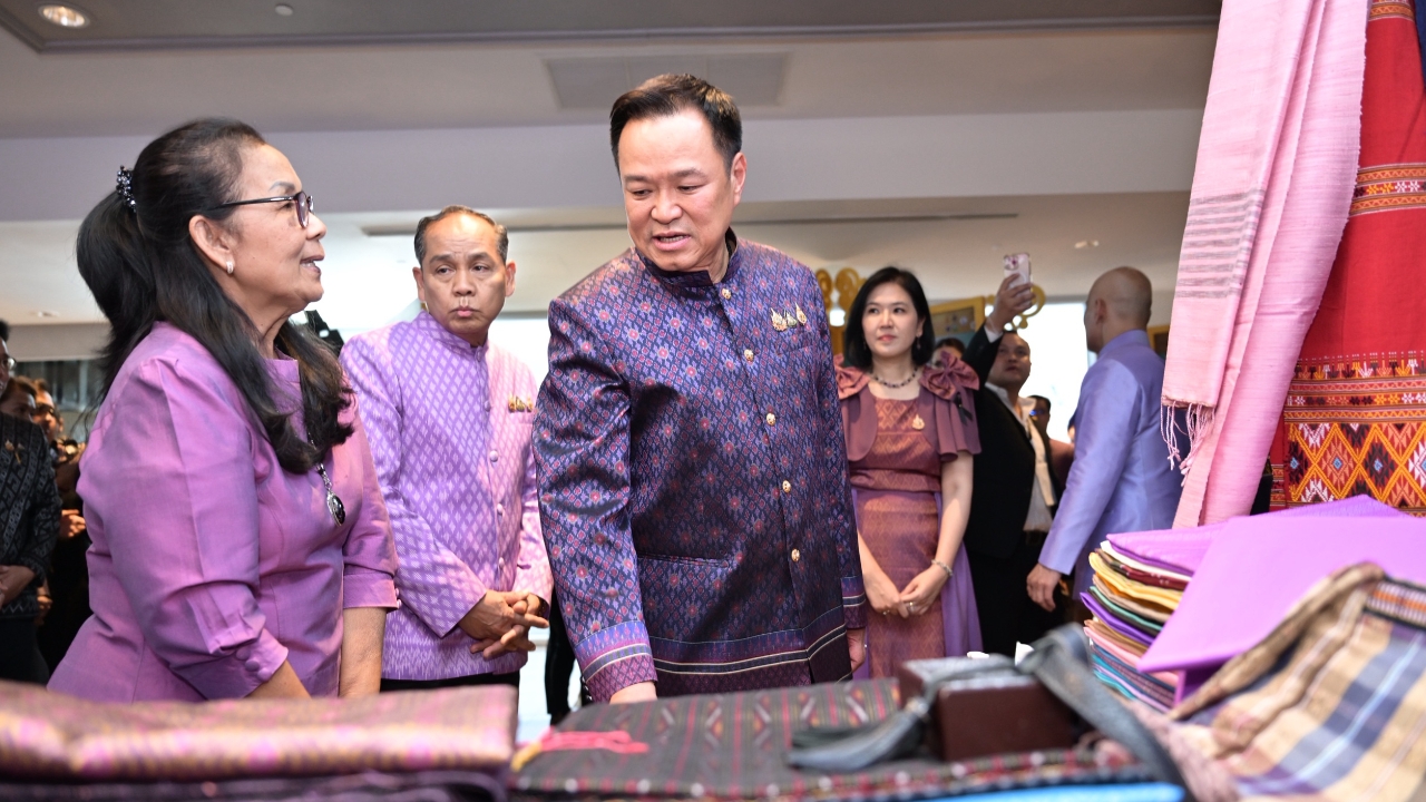 “อนุทิน” ยกให้ปี 69 เป็น “ปีทองผ้าไทย” เปรียบเสมือน “ทูตทางวัฒนธรรม” สู่สายตาโลก