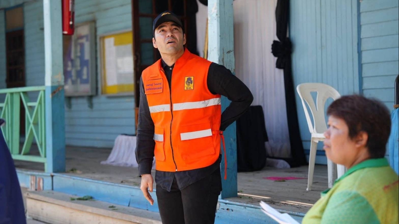 “เจเศรษฐ์” ลงพื้นที่อุทัยธานี เยียวยาผู้ประสบภัยพายุฤดูร้อน มอบเงินส่วนตัวช่วยเหลือโรงเรียน