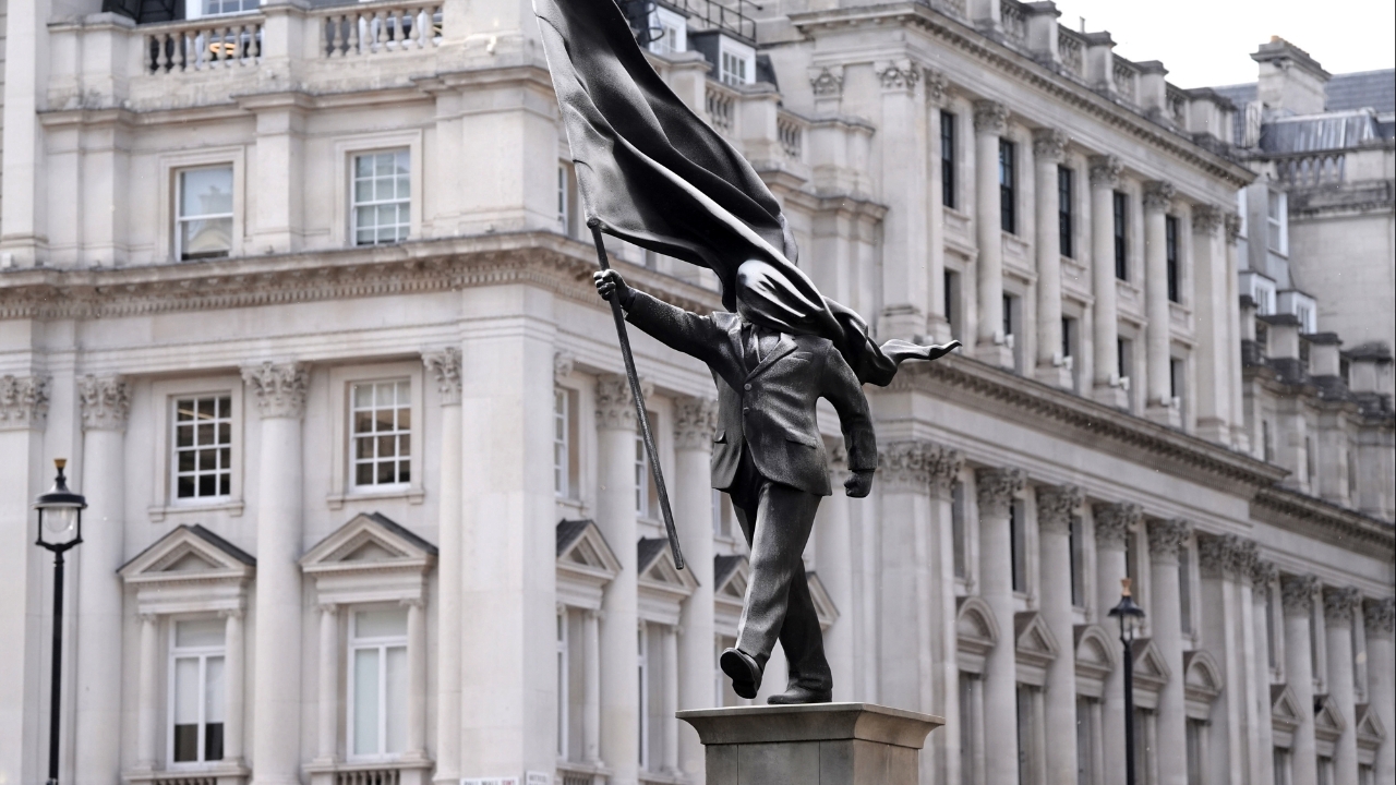Banksy ยืนยันผลงานรูปปั้นปริศนากลางลอนดอน "ชายถูกธงบังตา"
