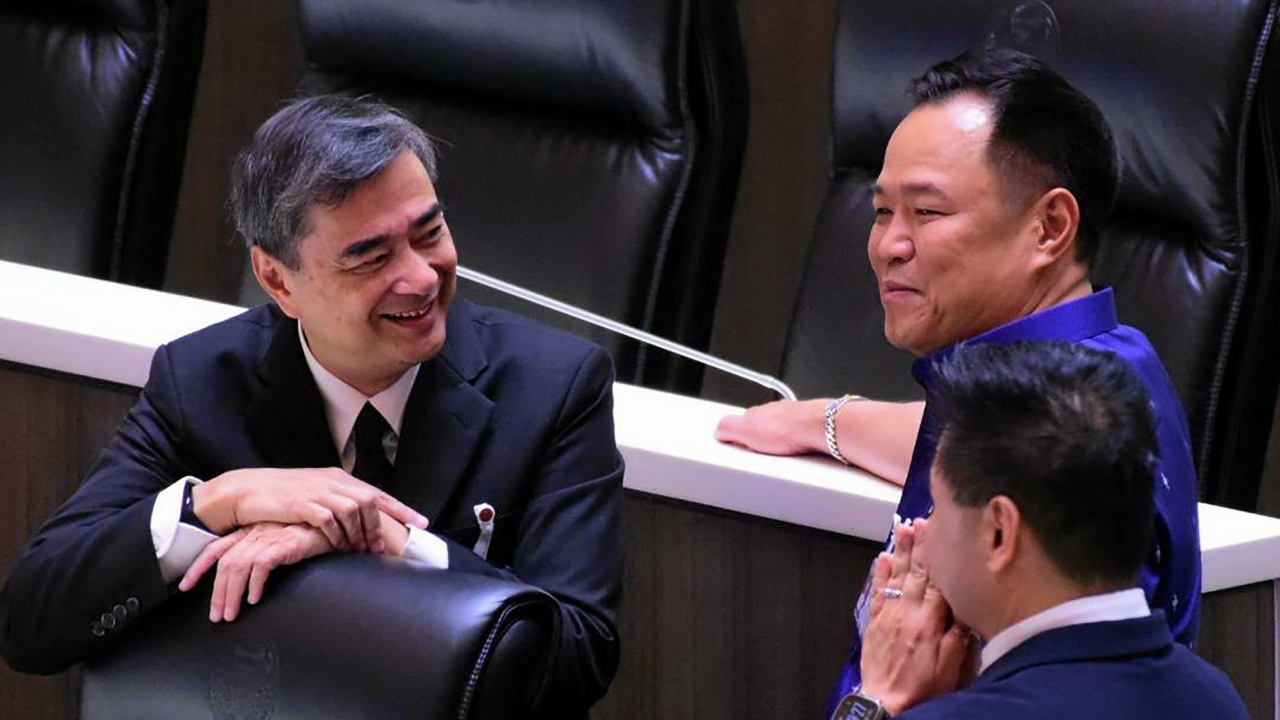 ดัชนีการเมือง เม.ย. 69 ลดทุกตัวชี้วัด รัฐบาล “อนุทิน” บทบาทเด่นสุด ฝ่ายค้าน “อภิสิทธิ์”