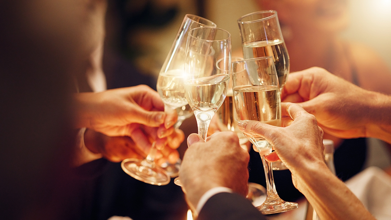 อยากดื่มแต่ไม่อยากเมา ต้องทำไง? รวมเทคนิคเอาตัวรอดในวงตี้ เข้าสังคมได้แบบเนียนๆ