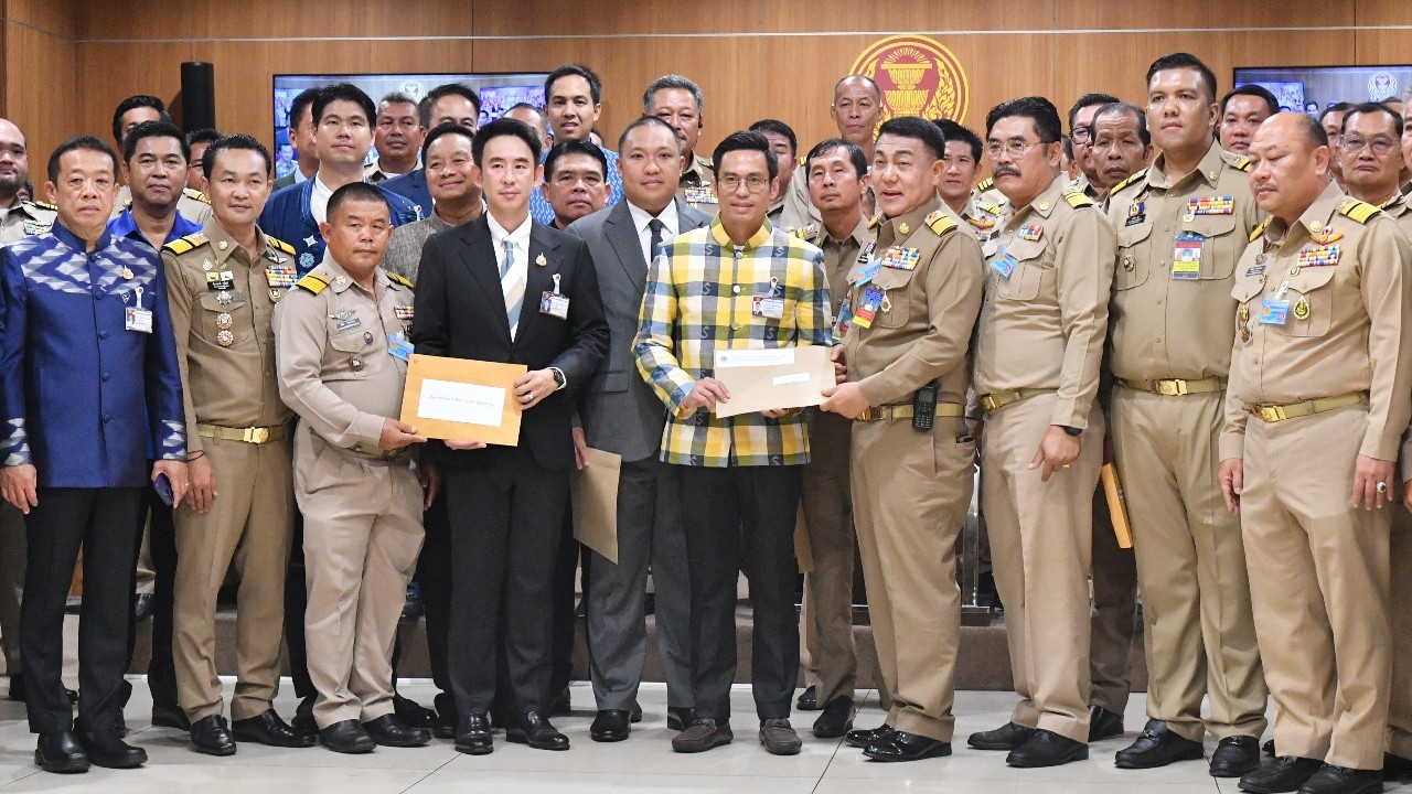 ชมรมกำนัน ผู้ใหญ่บ้าน บุกสภาฯตอบรับคำขอโทษจาก สส.พรรคประชาชน หวังให้เป็นบทเรียน