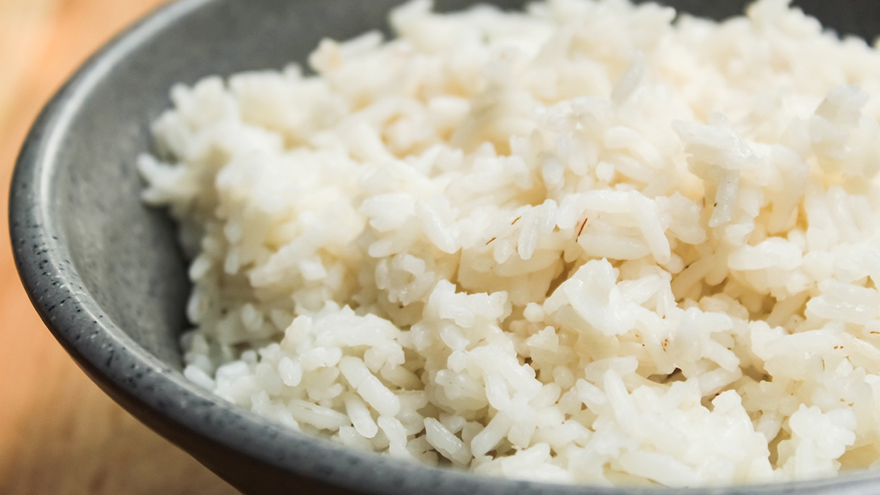 ข้าวเย็นเหลือทําอะไรได้บ้าง แจกไอเดีย 8 เมนูทำง่าย ใช้วัตถุดิบในตู้เย็น