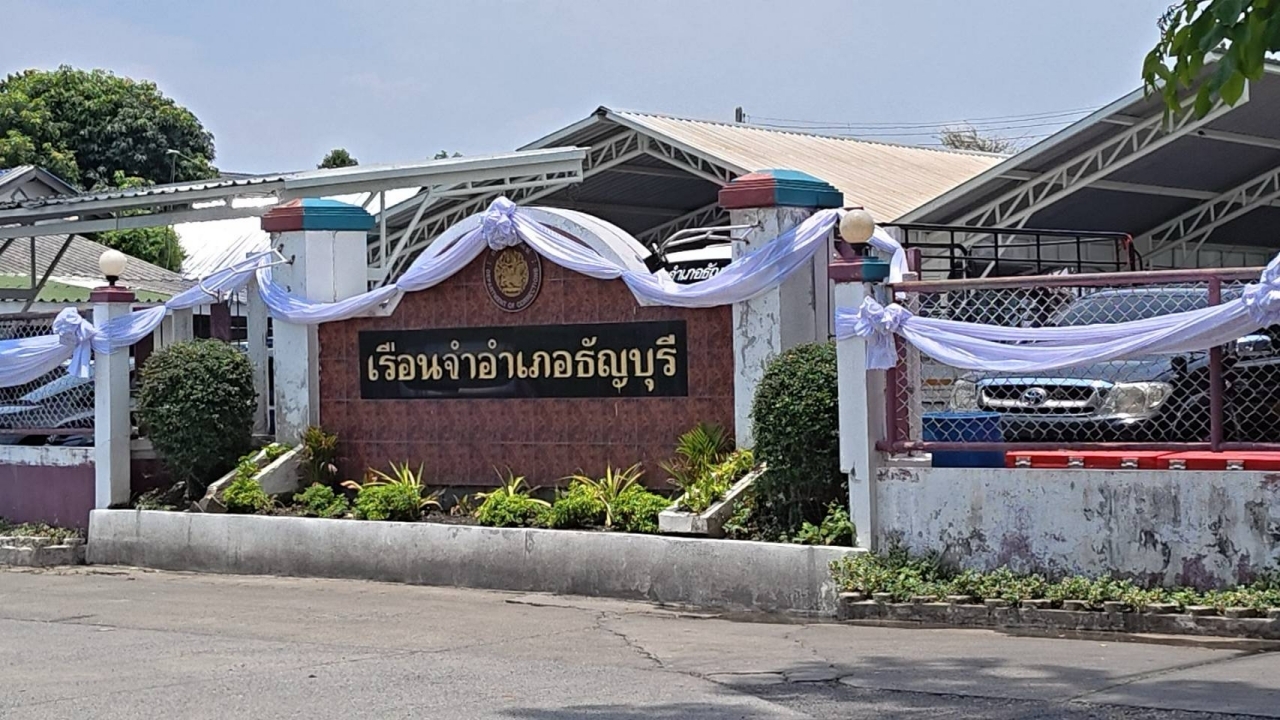 เร่งล่านักโทษชาย หนีจากเรือนจำธัญบุรี วงจรปิดจับภาพ กระบะติดคอกมารอรับตัว