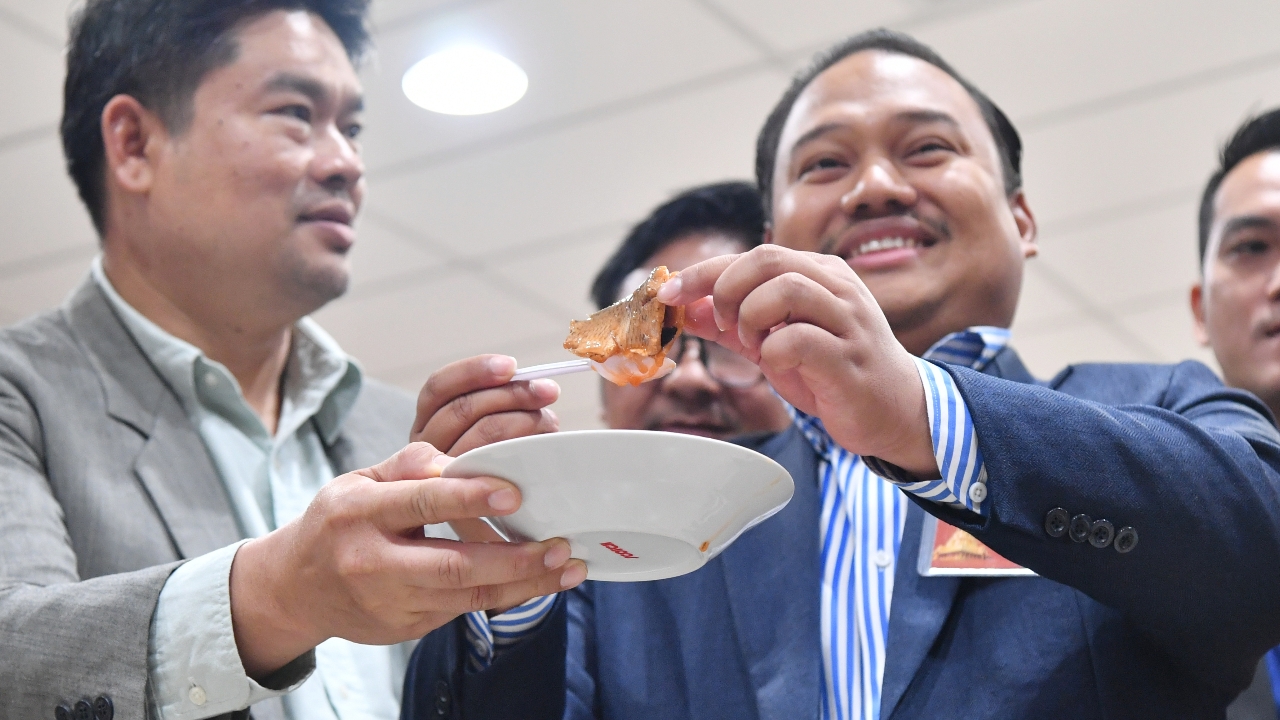 “ณัฐชา” เทปลากระป๋องโชว์ ตั้งข้อสังเกตใกล้เคียงปลาหมอคางดำ ถามเหตุใดใช้ปลานิลขนาดเล็ก