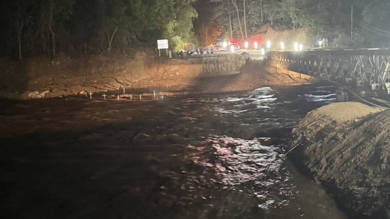 สะพานเบลีย์แม่ลาหลวง โดนน้ำป่าซัดแรง เตือนรถหนักเกิน 21 ตัน ห้ามผ่านเด็ดขาด