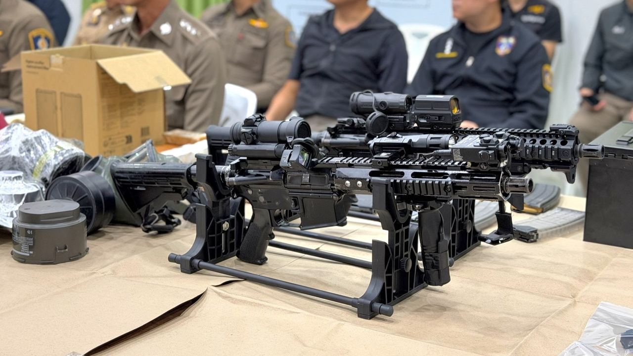 ตำรวจแจ้งข้อหาค้าอาวุธ “ทหารเรือ-พลเรือน” รวม 5 คน โยงค้าปืน M4 ให้ “หนุ่มจีน”