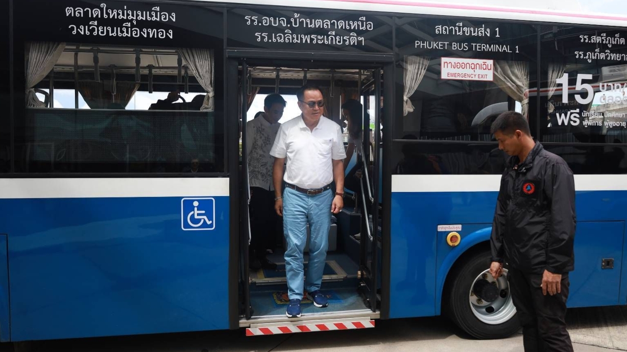 “อนุทิน” นั่งรถ EV Smart Bus ไปสนามบินภูเก็ต รณรงค์ใช้ Carpool ลดการใช้พลังงาน